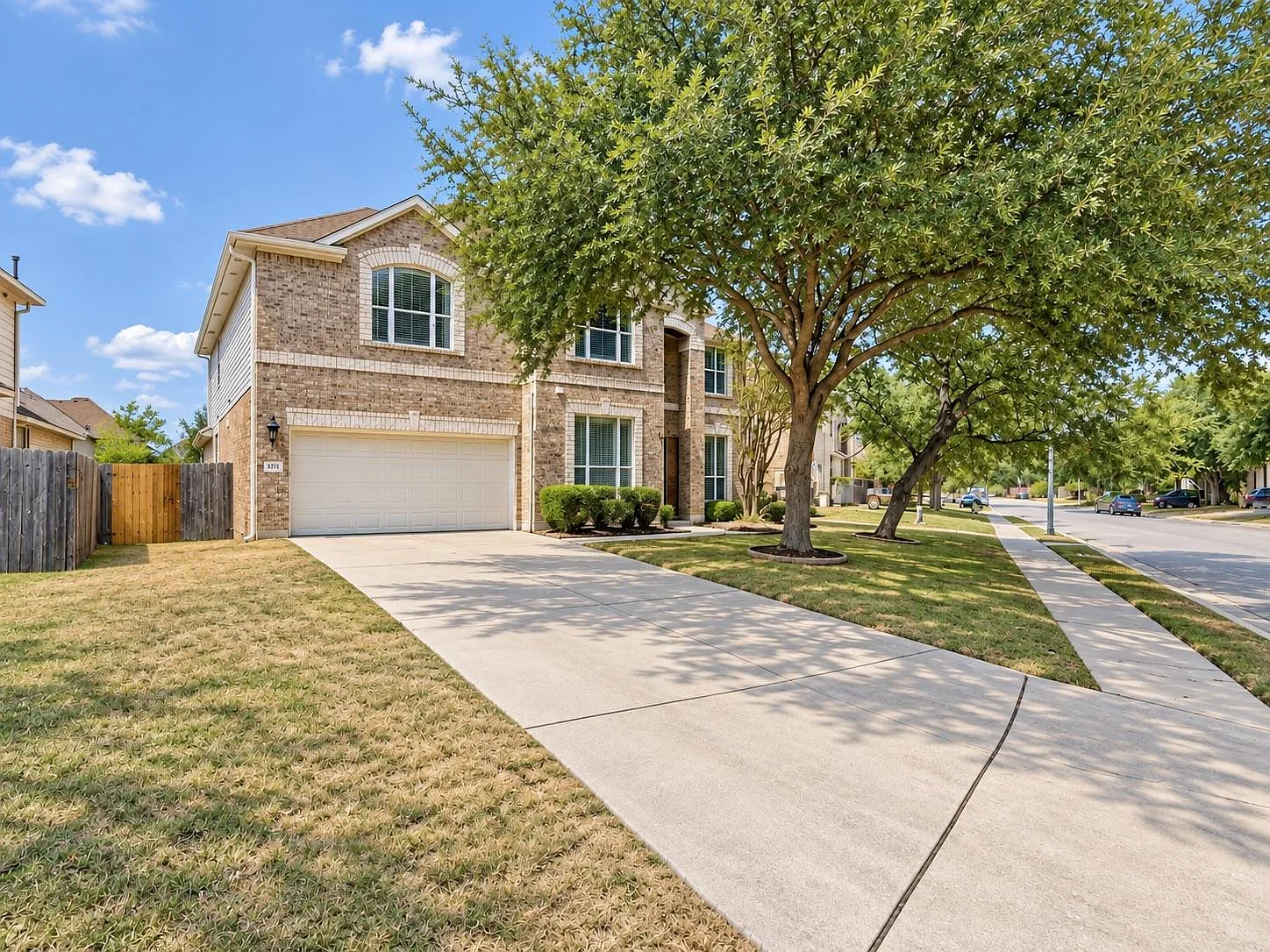 5 bed, 3.5 bath, 3975 sqft, $3,600 — Photo 2