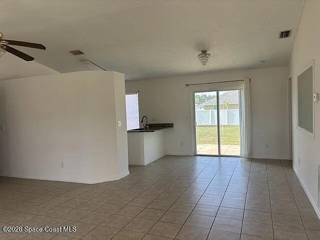 3 bed, 2.0 bath, 1068 sqft, $1,900 — Photo 3