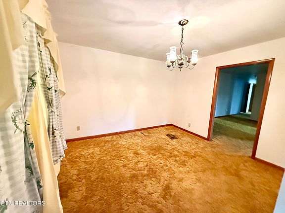 5th image of 220 Russell St