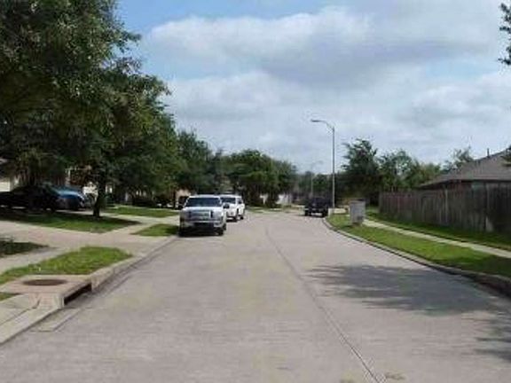 Exterior Neighborhood (street photo)