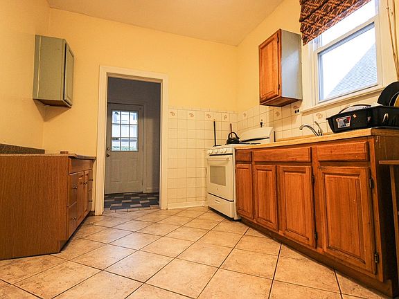 4th image of 27 Townsend Ave