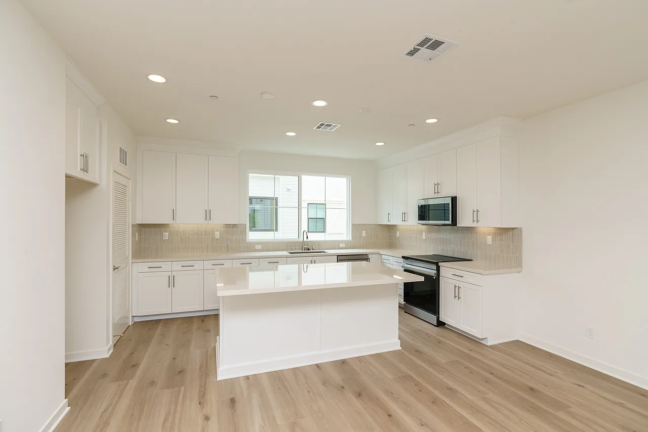 3 bed, 1739 sqft, $4,950 — Photo 1