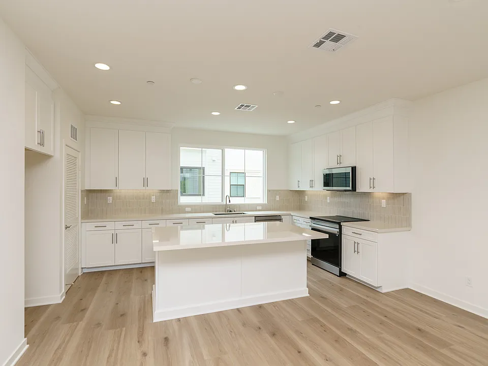 2564 Delphinium Ln