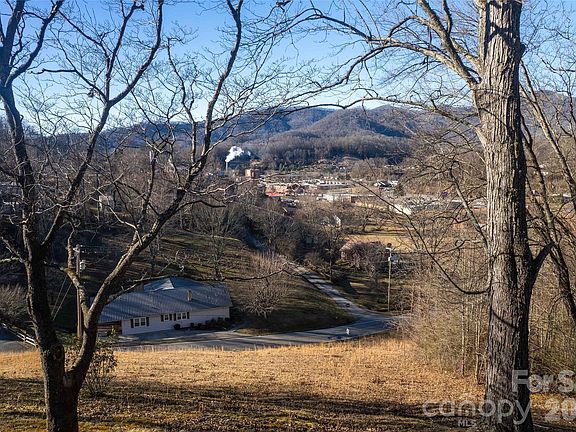 4th image of 223 Cherry St