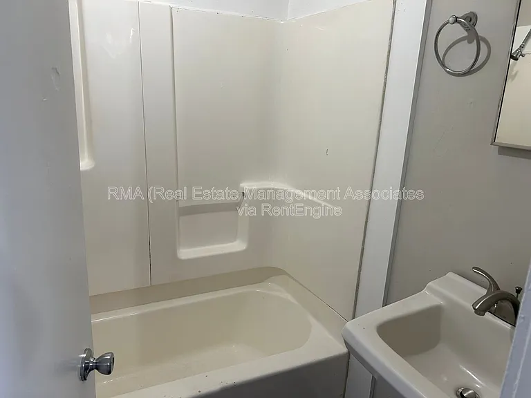 1048 W College St — Photo 3