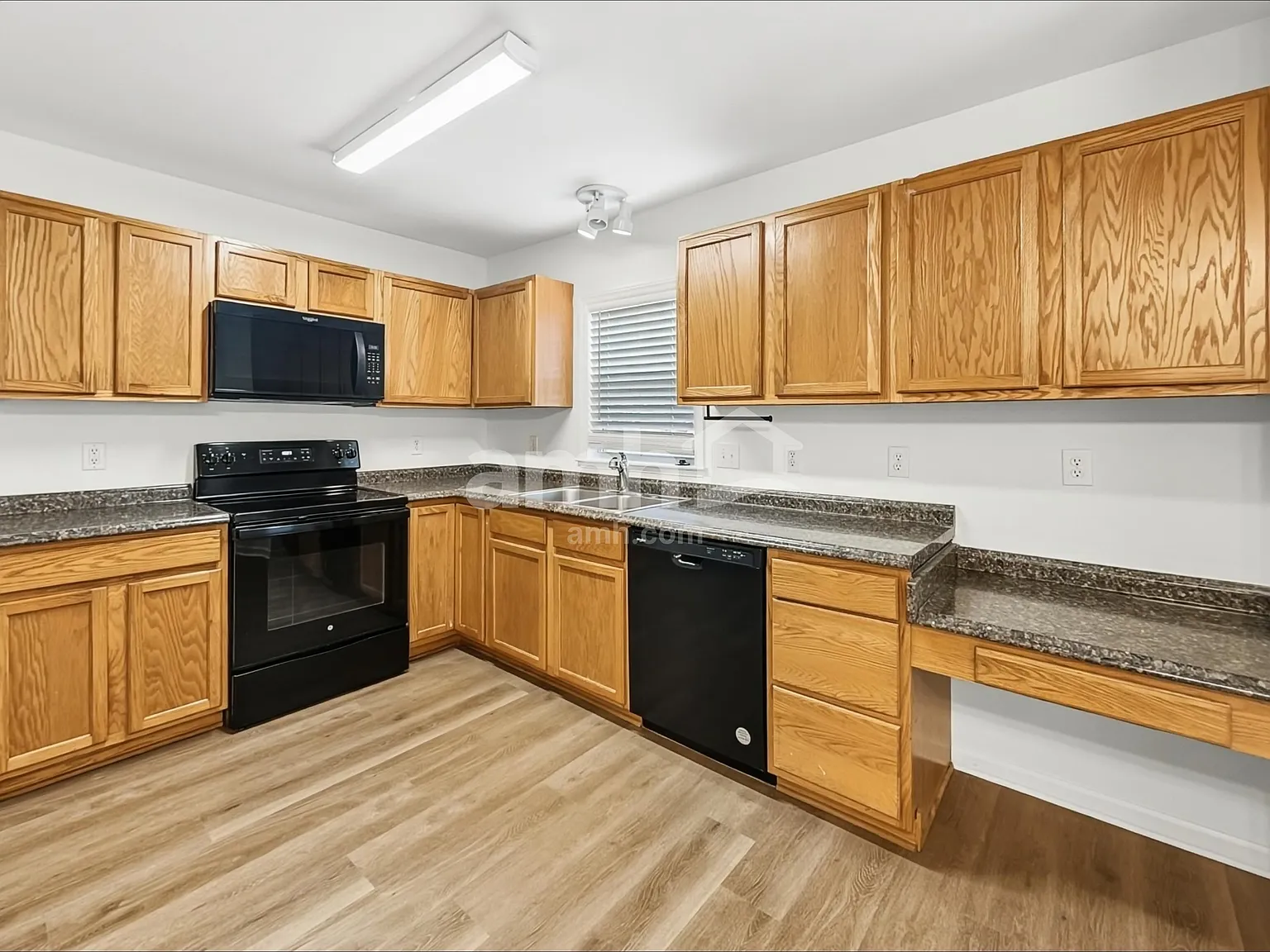 3 bed, 2.0 bath, 1996 sqft, $2,165 — Photo 3