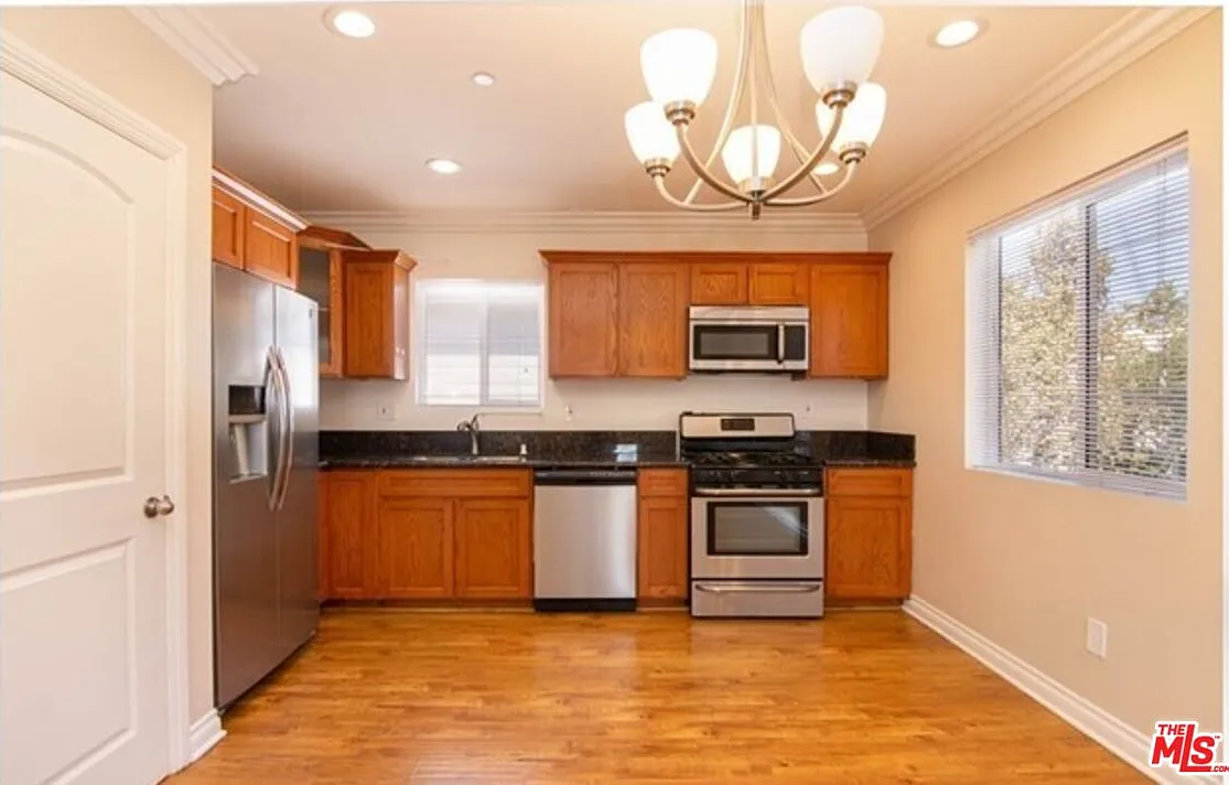 3 bed, 2.0 bath, 1100 sqft, $3,250 — Photo 2
