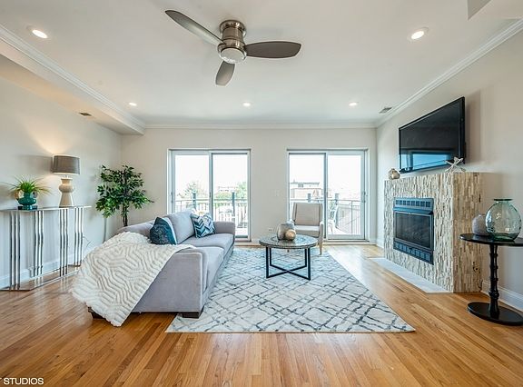3rd image of 1423 N Ashland Ave APT 401