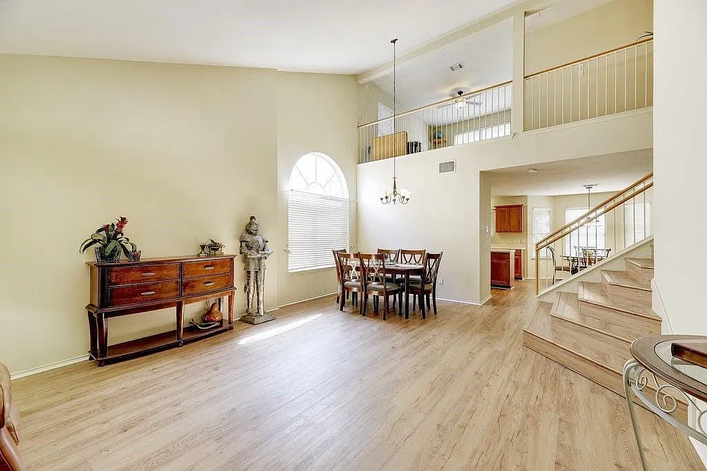 3 bed, 2.5 bath, 2038 sqft, $2,350 — Photo 3