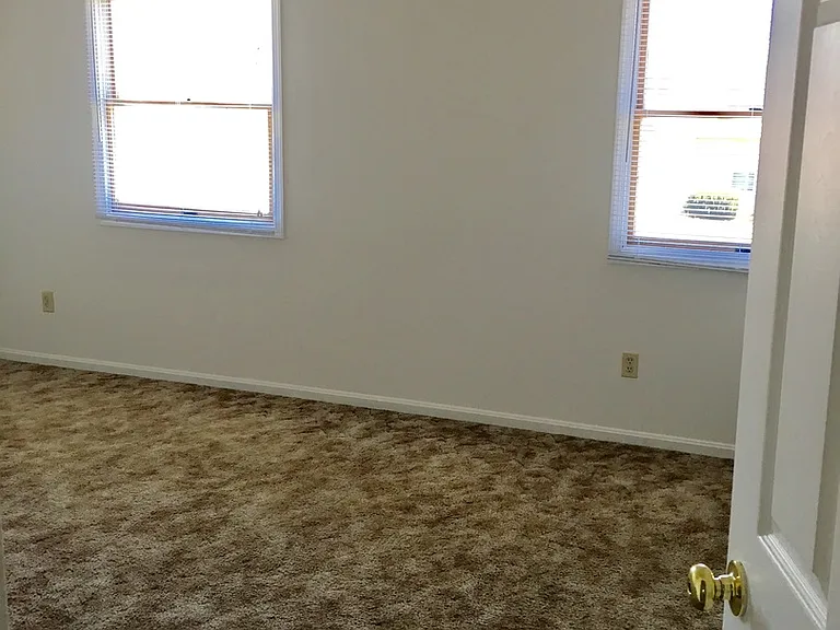 209 Surrey Ct — Photo 9