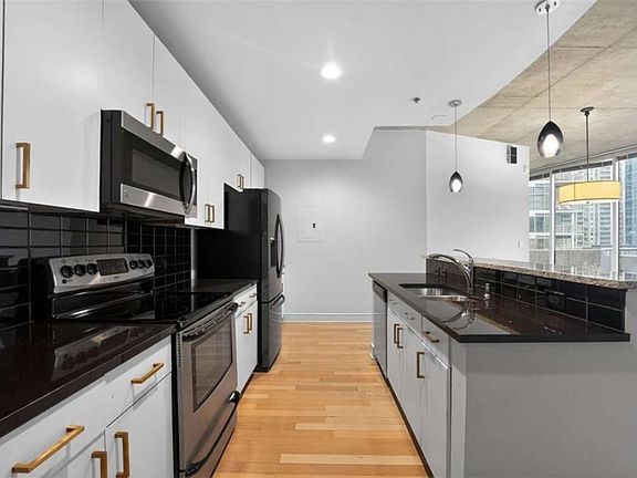 4th image of 950 W Peachtree St #612