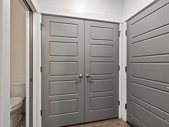 5th image of 1101 W Blaine Ave