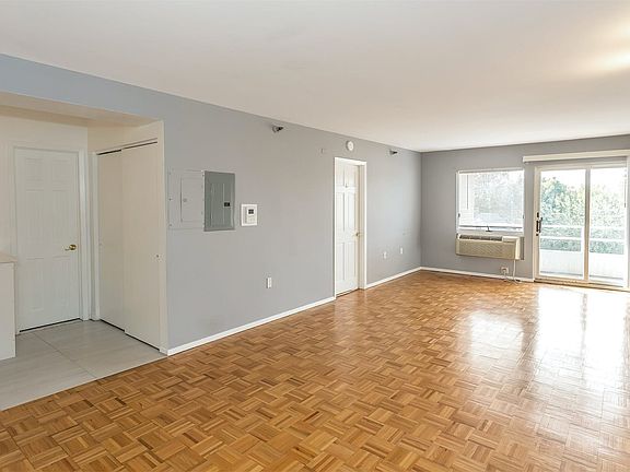 5th image of 205 Mineola Blvd APT 4G