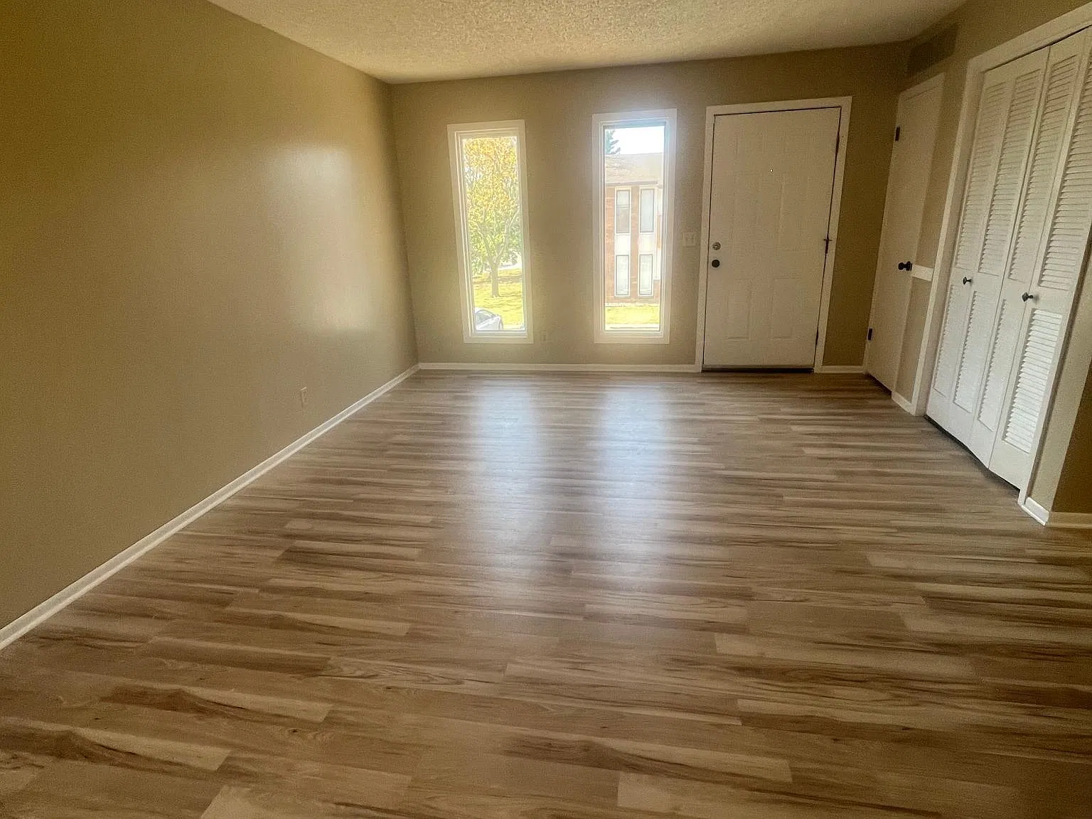 6812 W Par Ln — Photo 2