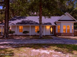 2621 Beach View Dr, Ocean Springs, MS 39564