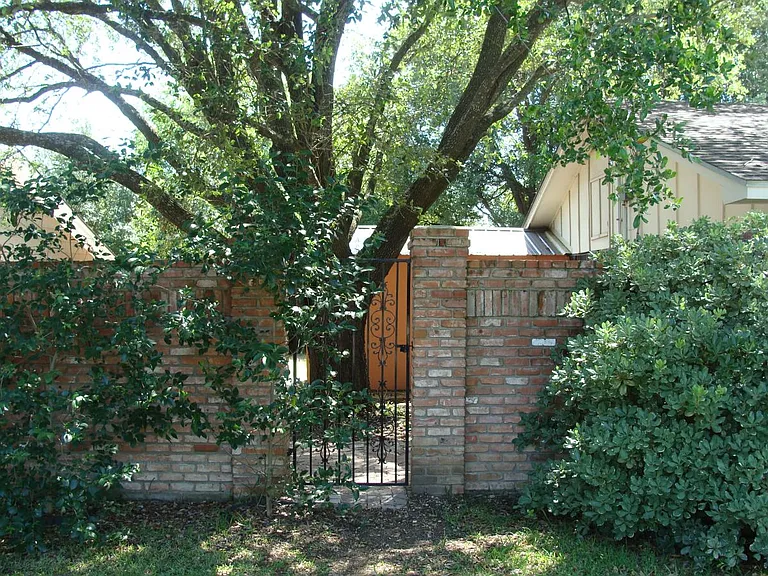 Sideyard gated entrance to Backyard