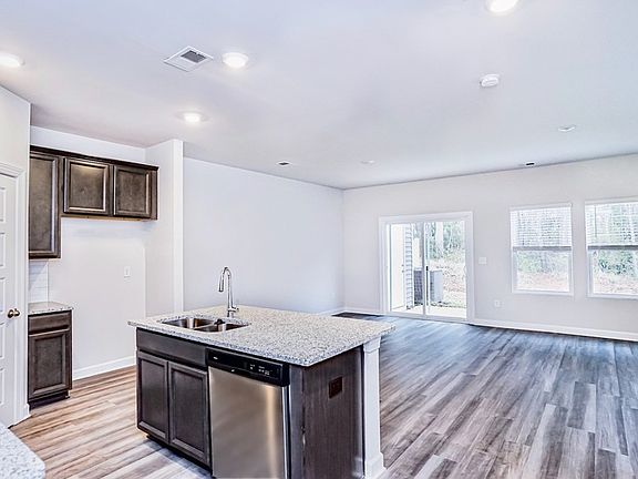 4th image of 112 Telford Dr #1