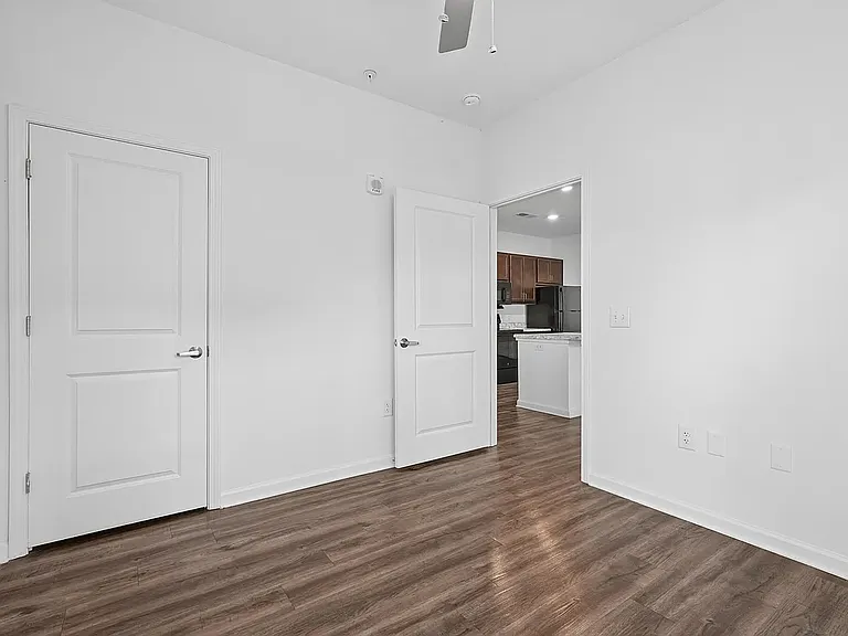 Central Terrace Apartments — Photo 11