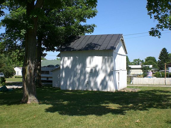 Big Back Yard with Barn/Garage