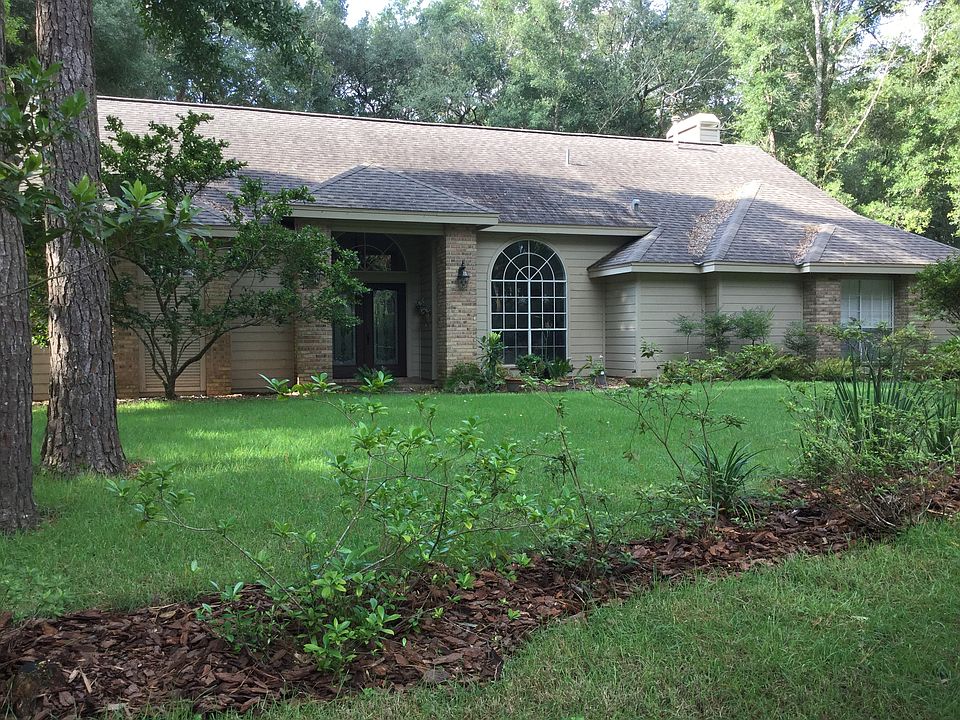 front entrance with lawn