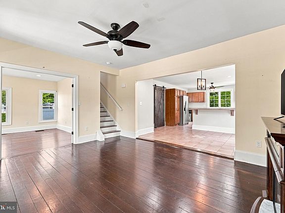 3rd image of 8 Seeley Rd