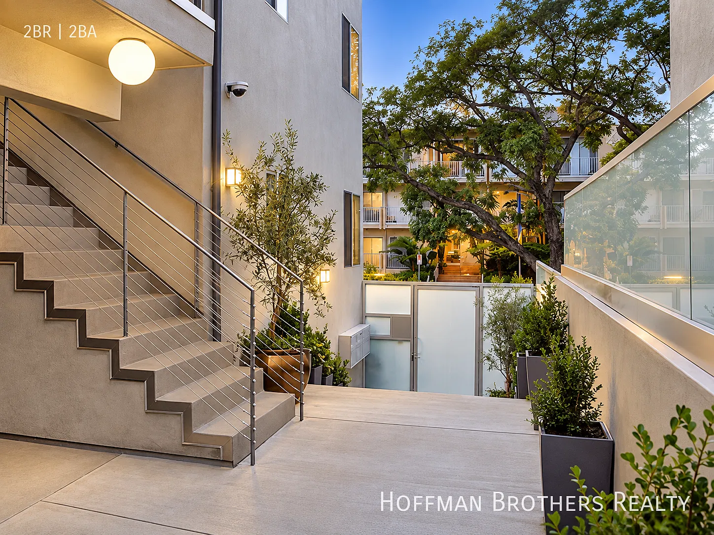 Stylish Hollywood Living Recently Updated 2 Bedroom with Balcony, Equipped Kitchen, Central A/C, ... — Photo 3