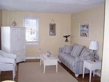 3rd image of 6 E 10th St