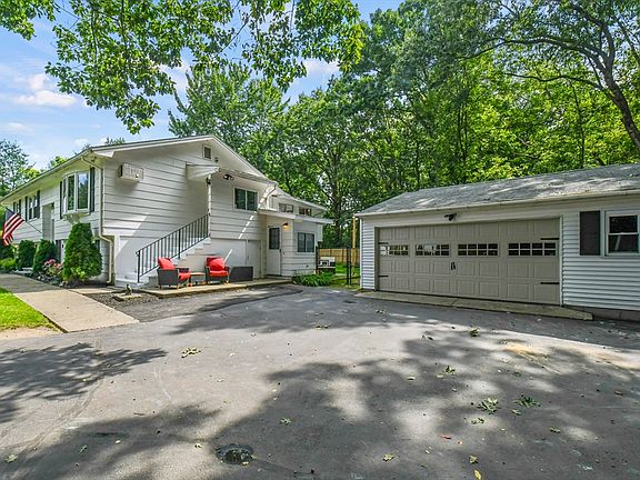 3rd image of 12 Avon Dr