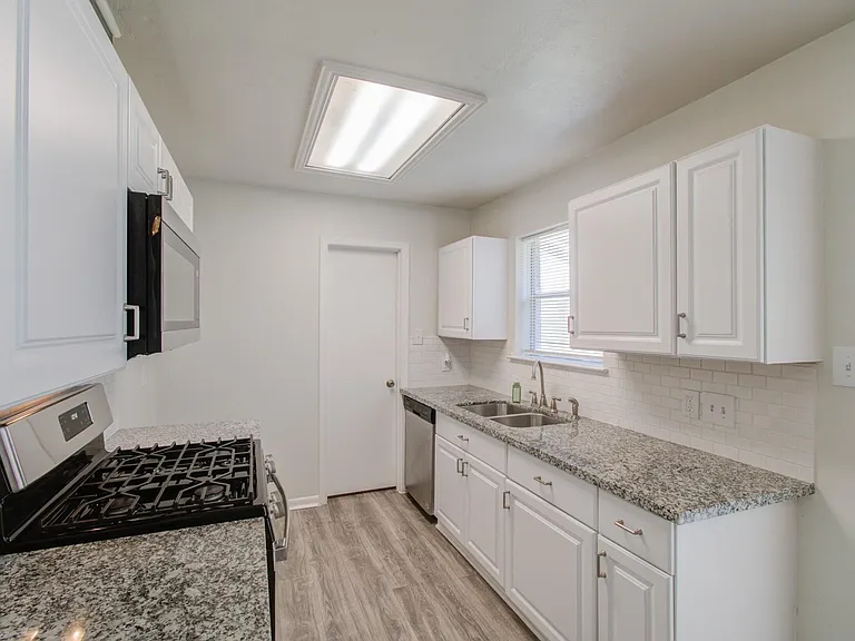 15611 La Casa Ln — Photo 15