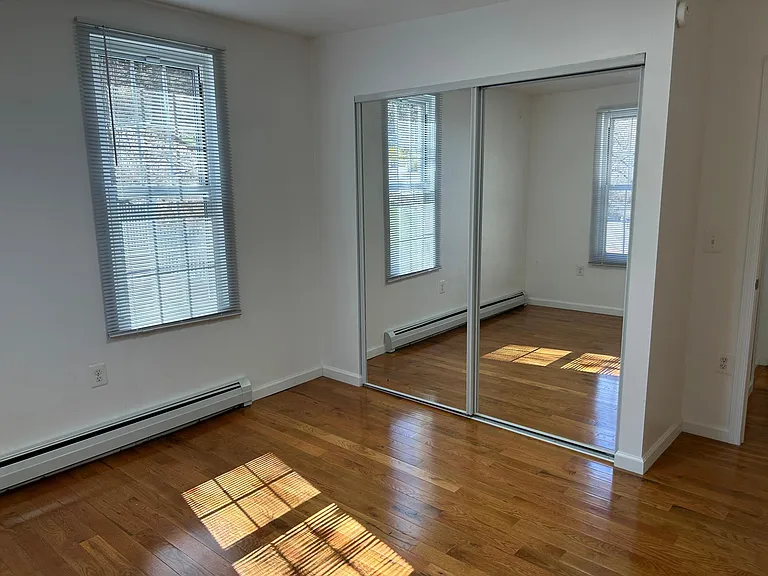 933 Wyandotte St — Photo 33