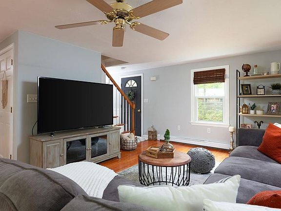 4th image of 14 Granby Ln