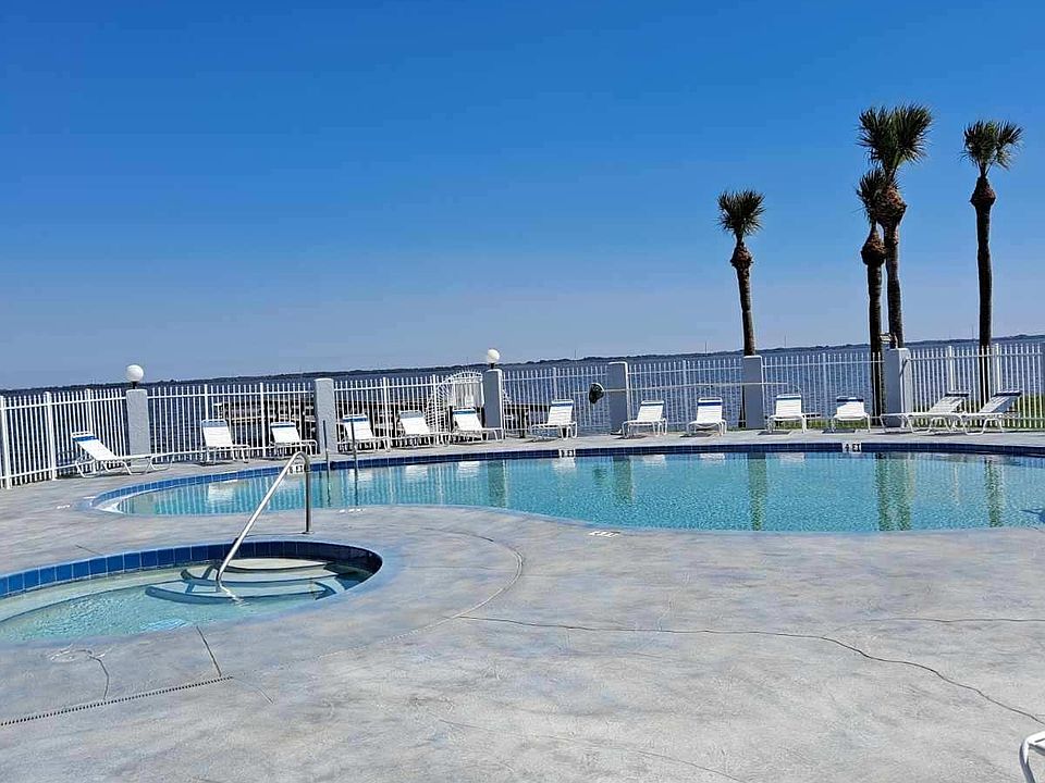 Beautiful Riverfront Pool/Hot Tub