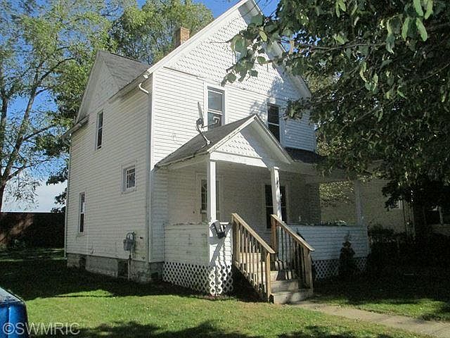 1st image of 905 Clarence St