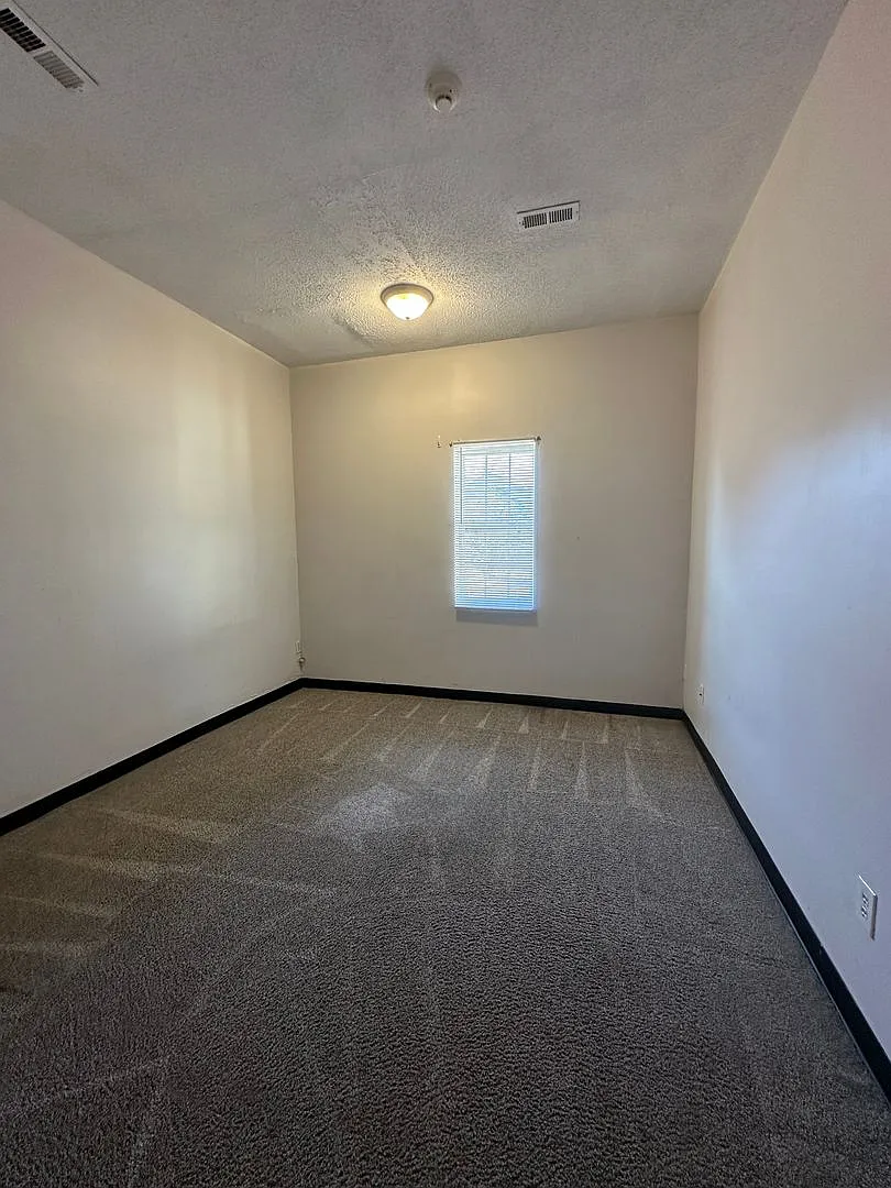 3 Bed 1 Bath Apartment Utilities Included — Photo 4