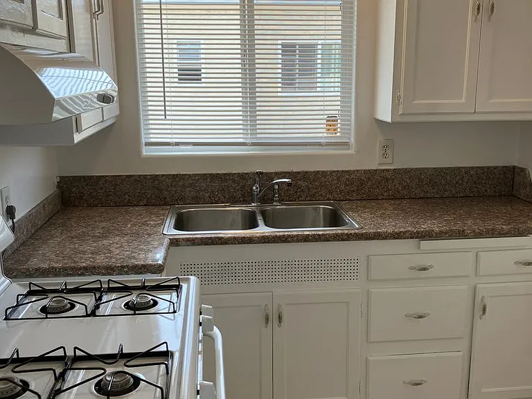 1935 Cloverfield Blvd — Photo 25