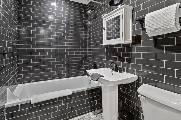 Rented by Roomors Living Inc | media 32