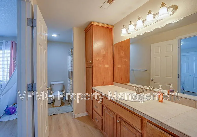 5906 NE 56th St — Photo 17