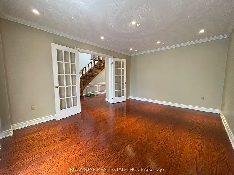 106 Milbourne Cres — Photo 5