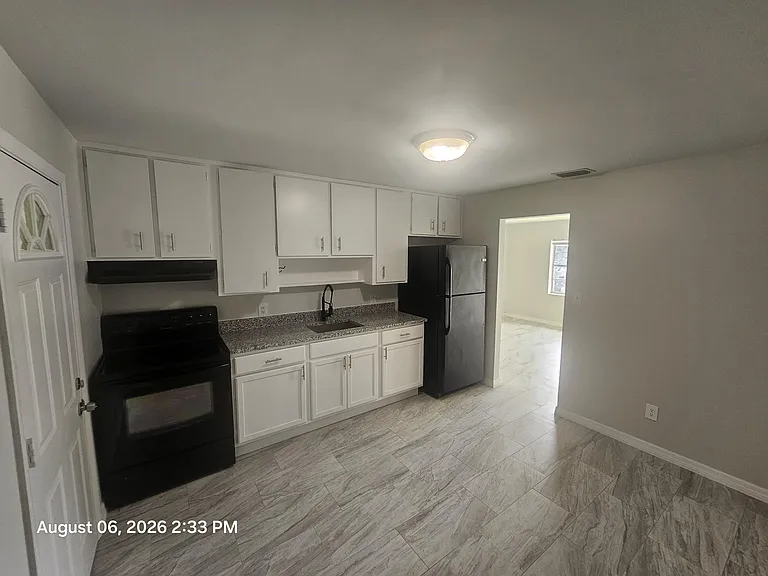 2572 Seneca Ave — Photo 2