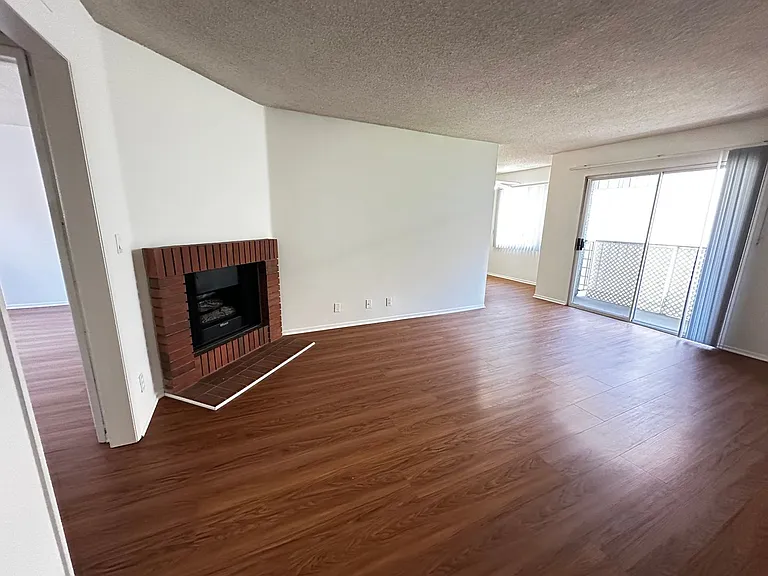 445 E Tujunga Ave — Photo 1
