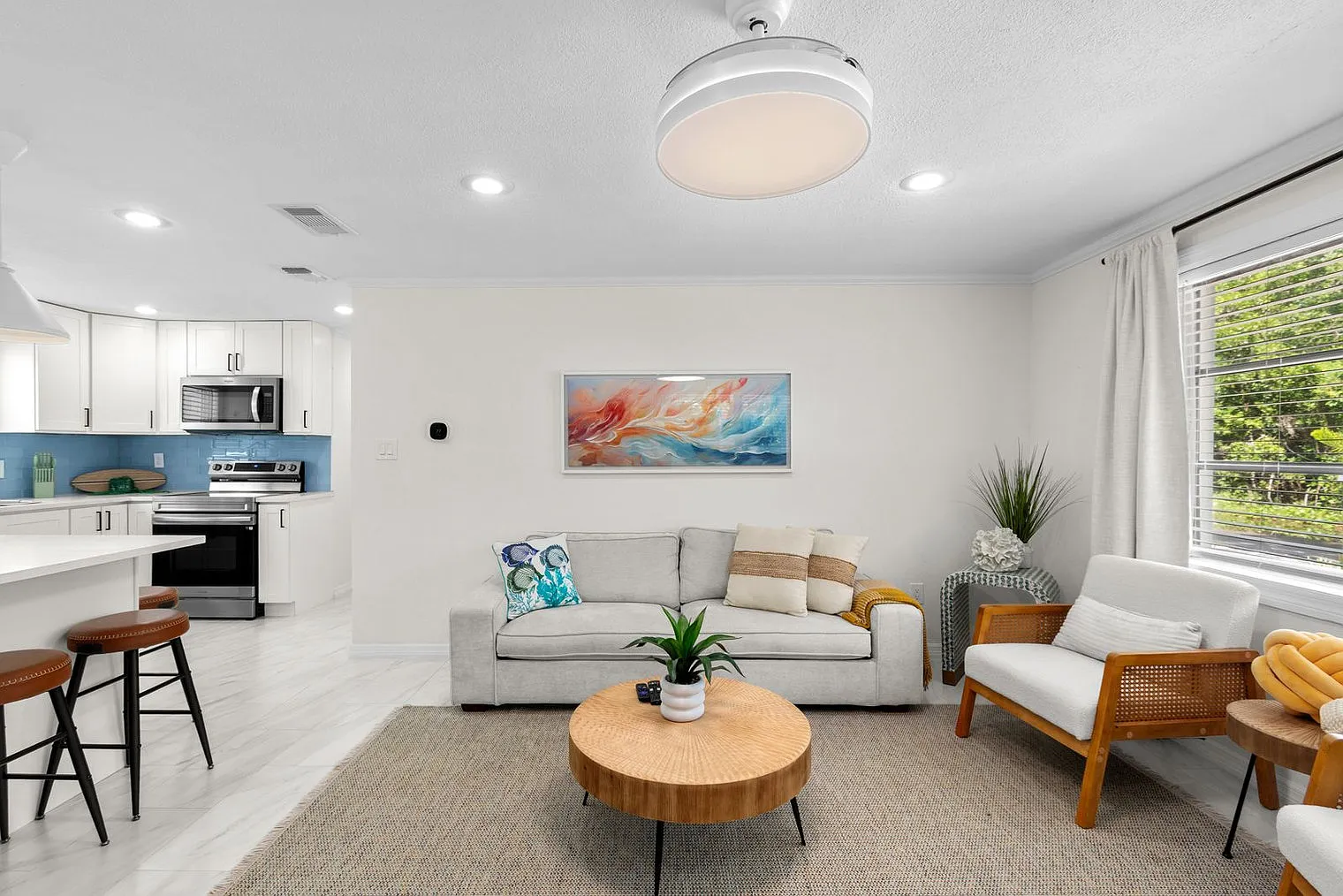 2 bed, 2.0 bath, 21226 sqft, $3,990 — Photo 3