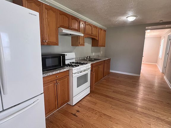 3rd image of 3178 Fowler Ave