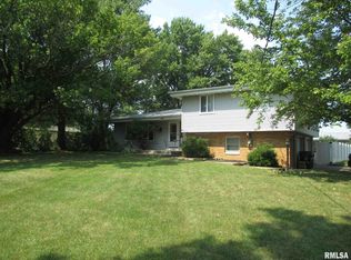3141 Edgewater Dr, Pekin, IL