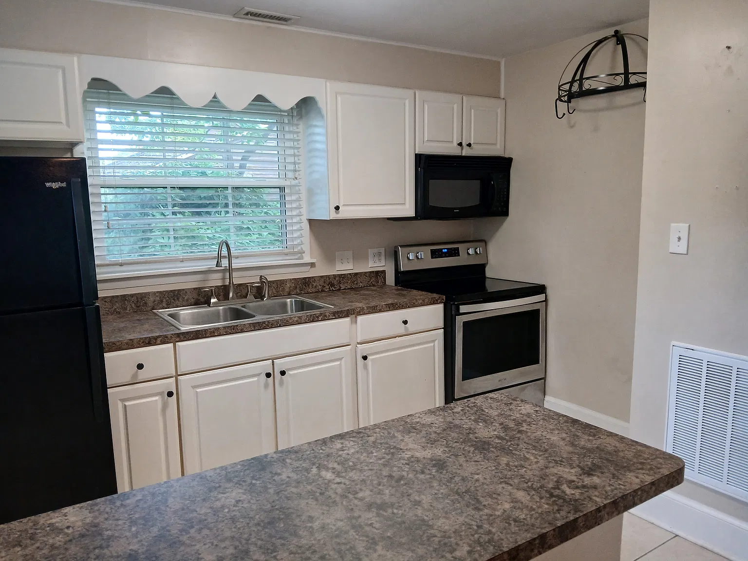 1 bed, 650 sqft, $1,300 — Photo 1