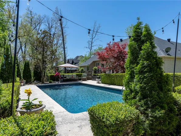 8 Geyer Rd, Bentonville, AR 72712