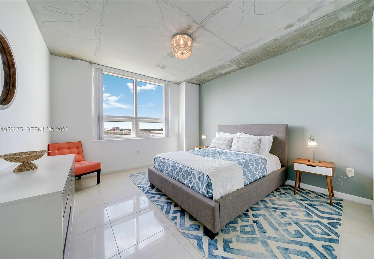 Midblock Miami Condo — Photo 4