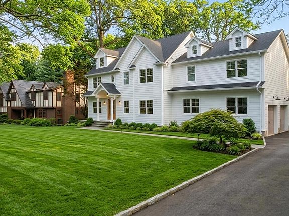 4th image of 22 Floral St