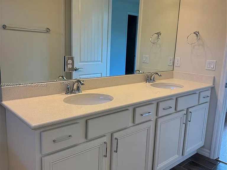 4729 Greenway Dr — Photo 16