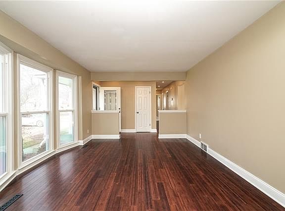 5th image of 9749 Foster St
