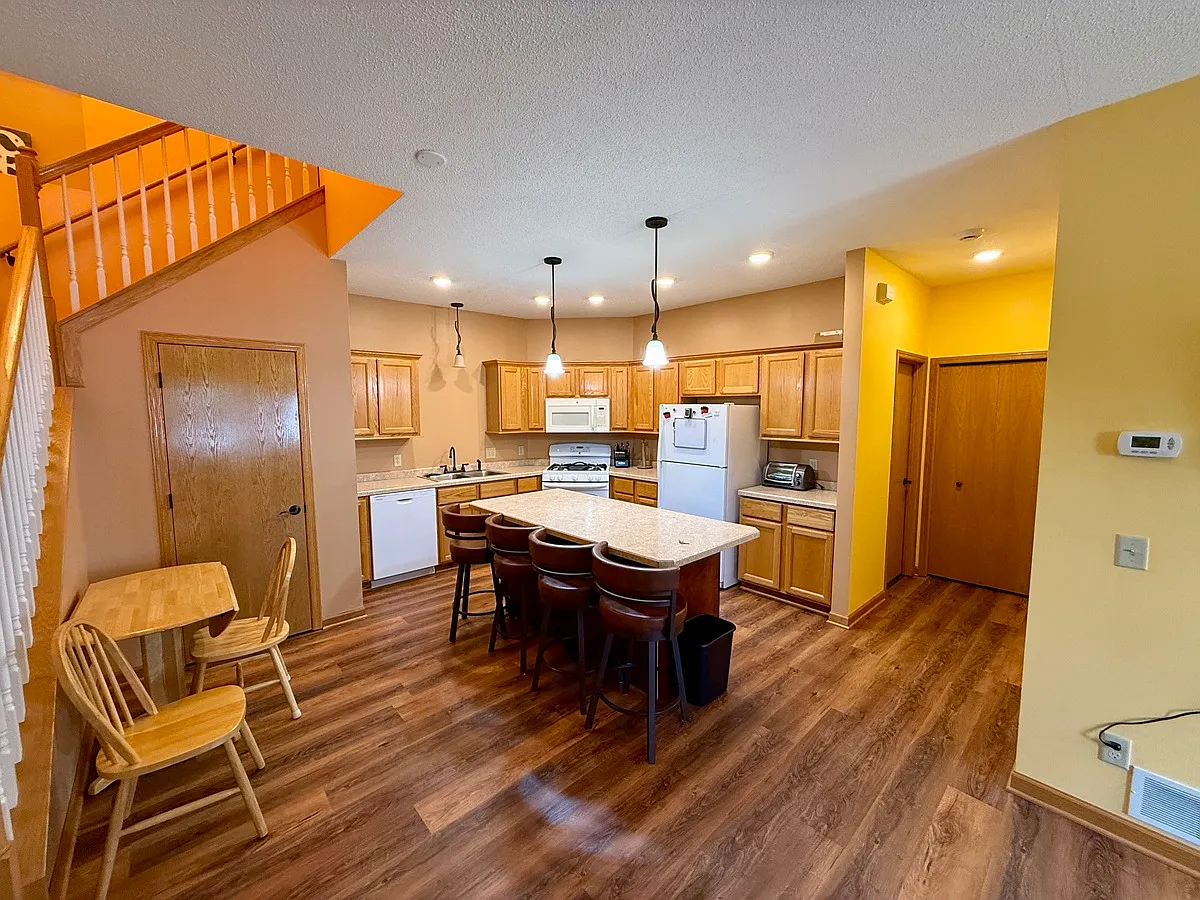 2 bed, 1.5 bath, 1242 sqft, $2,000 — Photo 2
